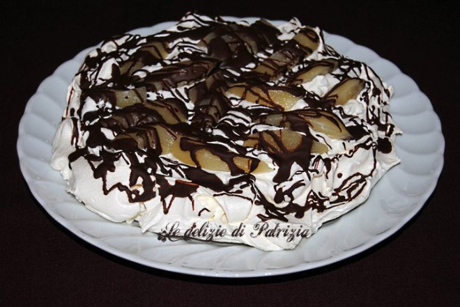 Pavlova panna, pere e cioccolato