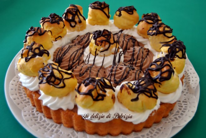 Tortina con panna e chantilly al cioccolato e cardamomo