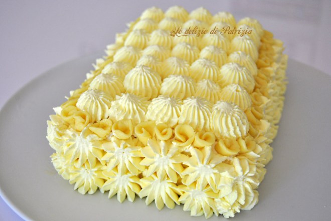 Tortino di pan di spagna farcito e ricoperto di ganache montata al cioccolato bianco copia