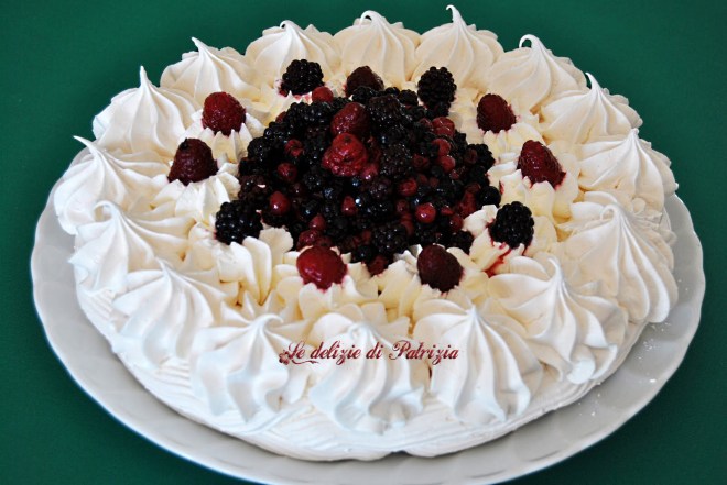 Torta meringata con panna e frutti di bosco copia