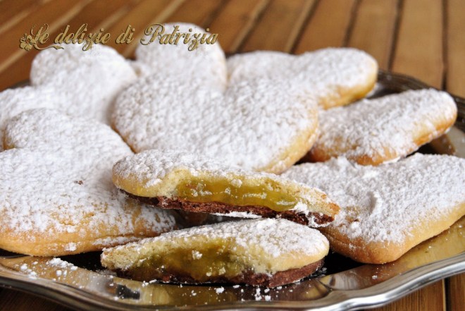 Cuori di frolla ripieni di marmellata d'arancia