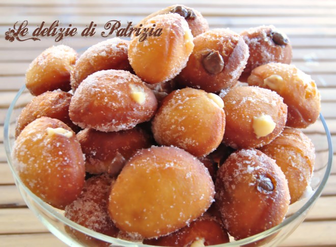 Mini Krapfen ripieni di crema vaniglia e cioccolato