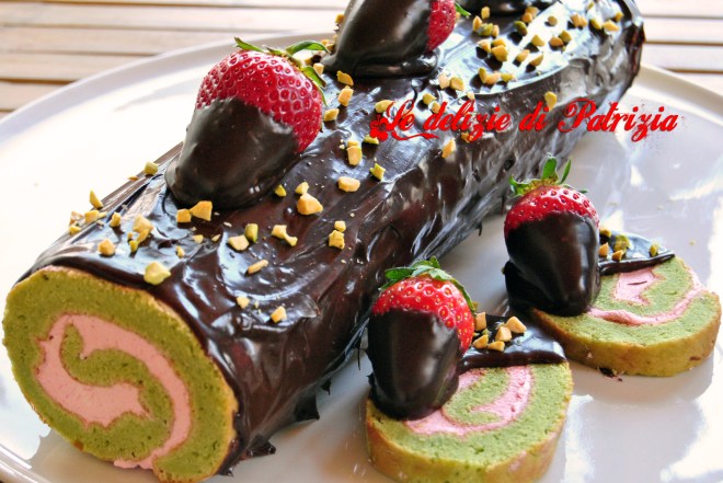 Rotolo al pistacchio con panna alla fragola e glassa al cioccolato