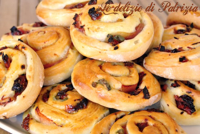 Girelle con pomodori secchi, olive e speck