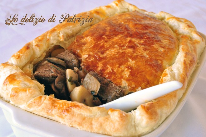Stufato di manzo e funghi in crosta