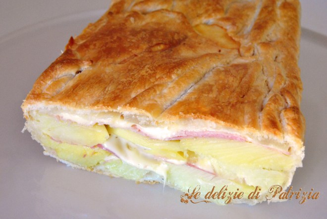 Tortino di patate in sfoglia con prosciutto e formaggio