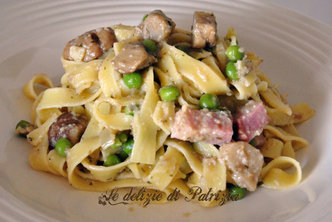 Tagliatelle con porcini, pancetta e piselli