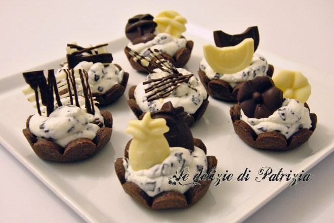 Tartellette al cacao con crema di yogurt alla stracciatella ©Le delizie di Patrizia Gabriella Scioni
