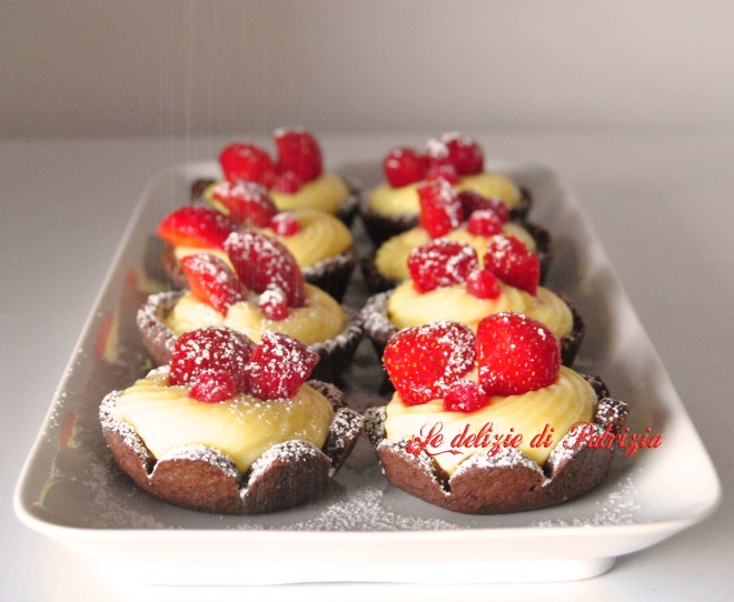 Cestini al cacao con crema pasticcera e fragole ©Le delizie di Patrizia Gabriella Scioni