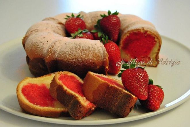 Ciambella panna e fragole