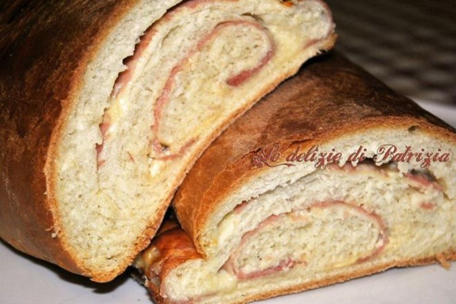 Pane al latte con prosciutto e formaggio
