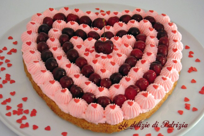 Crostata con panna e ciliegie