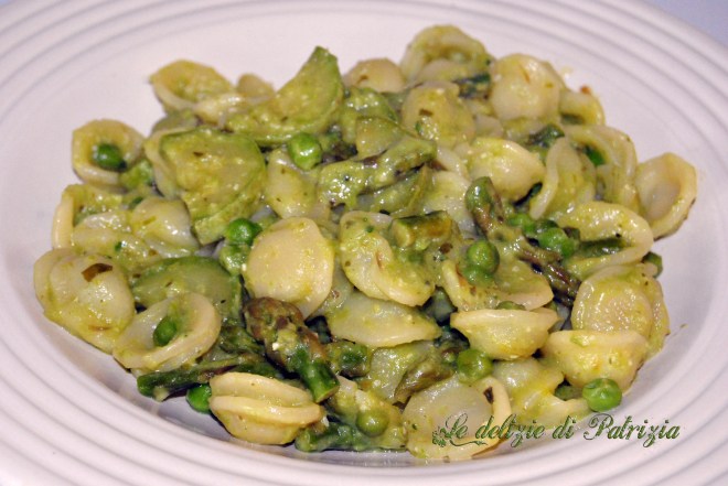 Orecchiette con crema di zucchine, asparagi e piselli