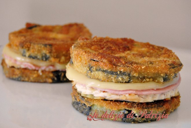 Sandwich di melanzane con pollo, prosciutto e formaggio