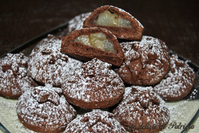 Biscotti al cacao ripieni di pere caramellate