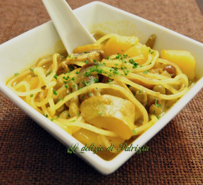 Zuppa vegetale al curry con noodles