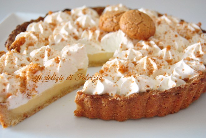 Crostata con crema all’amaretto e panna