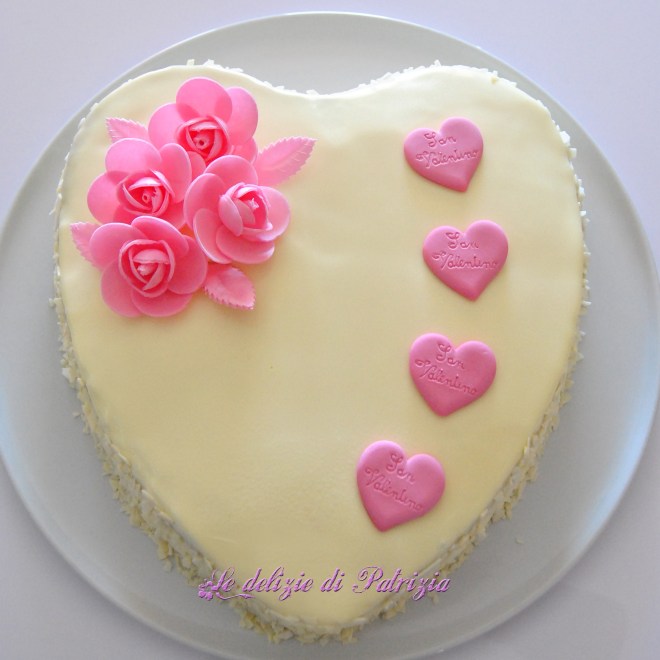 Cuore di San Valentino con glassa lucida al cioccolato bianco