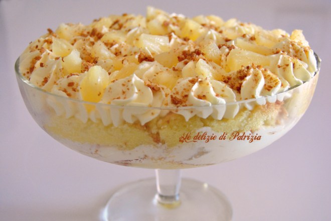 Dessert con crema al mascarpone, ananas e amaretti