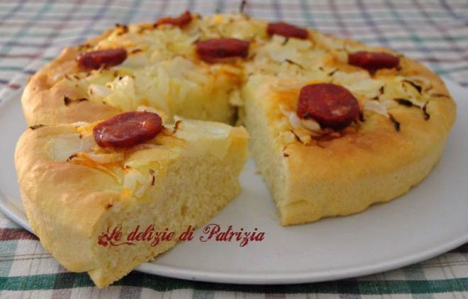 Focaccia morbida con cipolla e salsiccia piccante