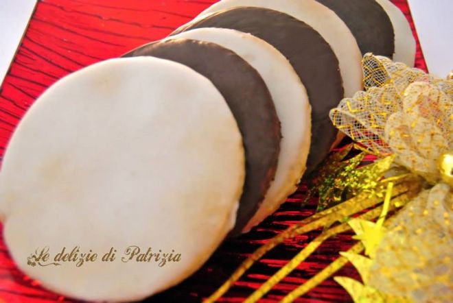 Medaglioni di frolla speziati e glassati