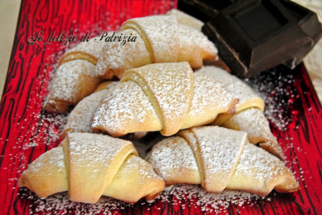 Mini cornetti di frolla ripieni di cioccolato