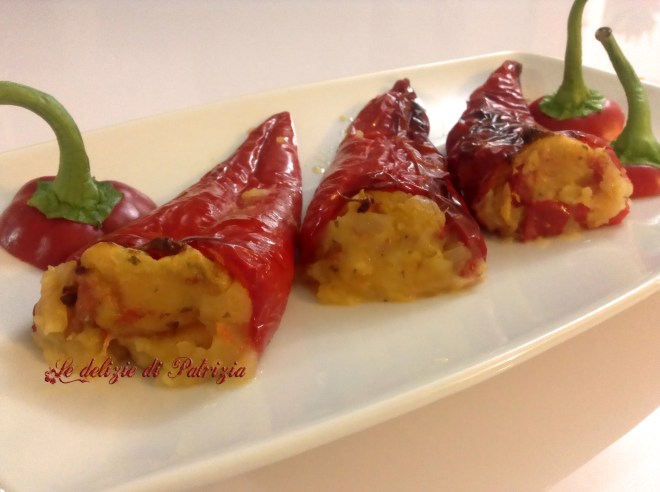 Peperoni corna di bue ripieni di patate