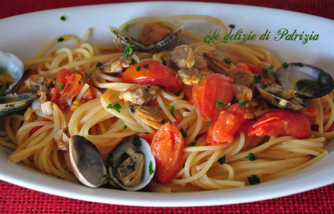Spaghetti con vongole e pachino