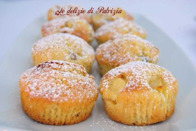 Tortine con mela, uvetta e cannella