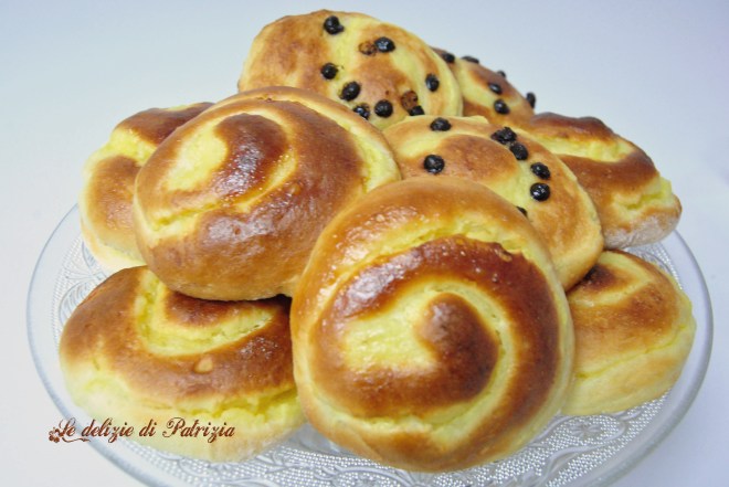 Girelle con crema pasticcera e gocce di cioccolato