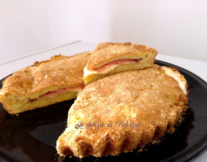 Tortina di patate con cipolla, crudo e formaggio