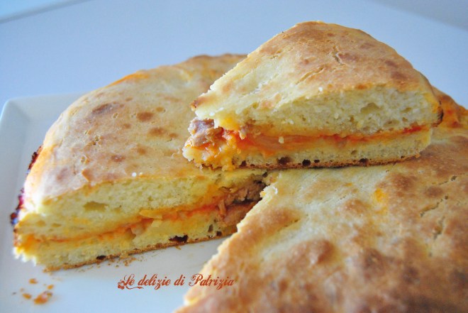 Focaccia con tonno e cipolla