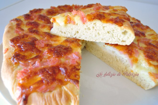 Focaccia morbida con prosciutto e formaggio