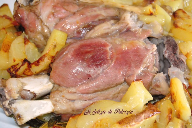 Stinco di maiale al forno con patate