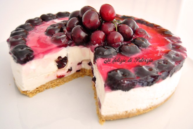 Torta allo yogurt con ciliegie