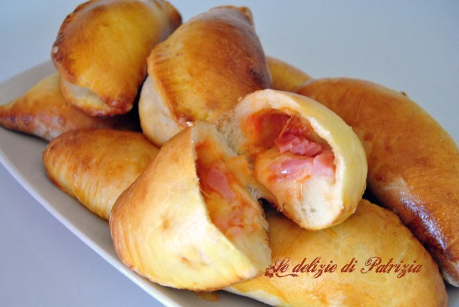 Panzerotti con prosciutto e formaggio