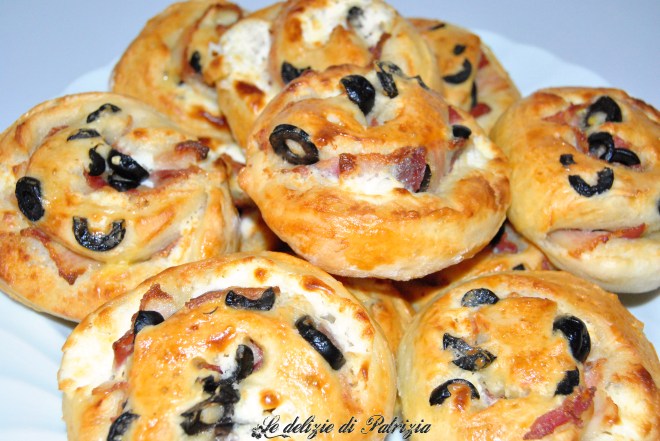 Girelle con robiola, bacon e olive nere.jpg