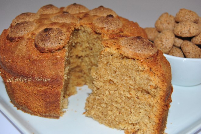 Torta con latte di mandorla e amaretti