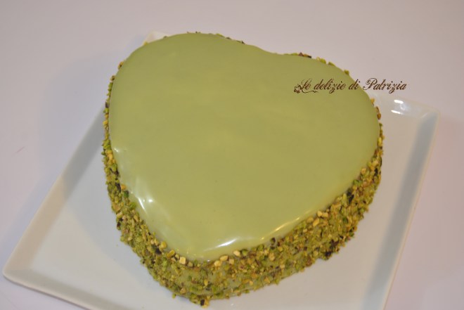 Torta ricotta e pistacchio con glassa a specchio