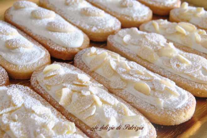 Biscotti con pasta di mandorle e glassa