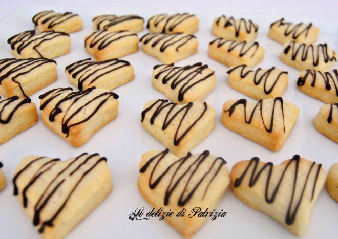 Cuori al burro con righe di cioccolato