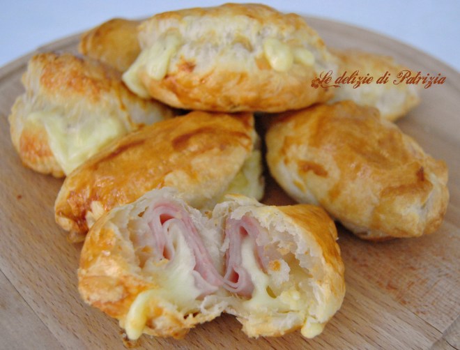 Mezzelune di sfoglia con prosciutto e formaggio