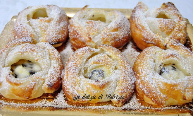 Roselline di sfoglia con ricotta e gocce di cioccolato