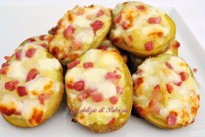 Barchette di patate con mozzarella e pancetta