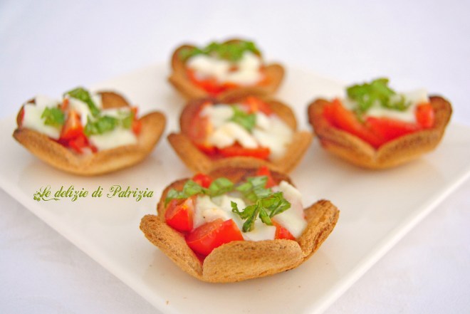 Cestini di pancarré tostati con mozzarella e pomodorini