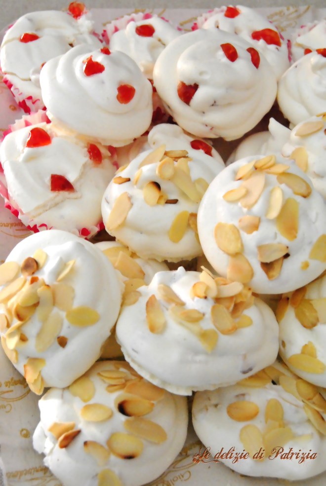 Spumini con filetti di mandorle e ciliegie candite