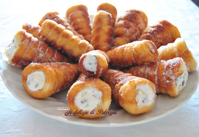 Cartocci con crema di ricotta e gocce di cioccolato