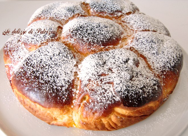 Fiore di pan brioche con noci