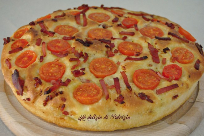 Focaccia speck e pomodorini
