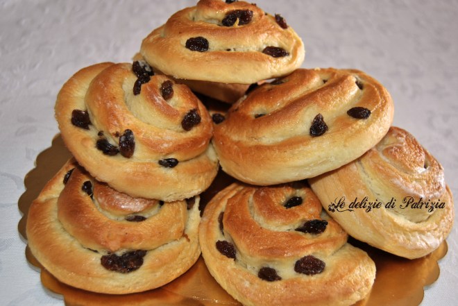Girelle di pan brioche con uvetta